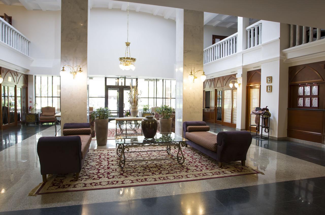 Atyrau Dastan Hotel Екстериор снимка