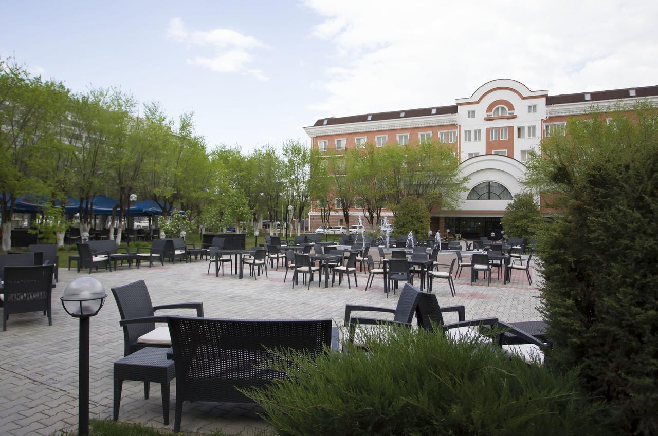 Atyrau Dastan Hotel Екстериор снимка