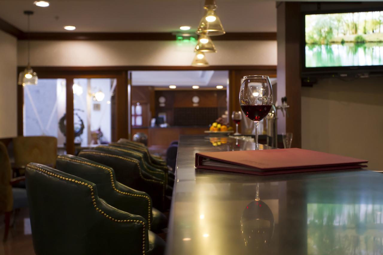 Atyrau Dastan Hotel Екстериор снимка