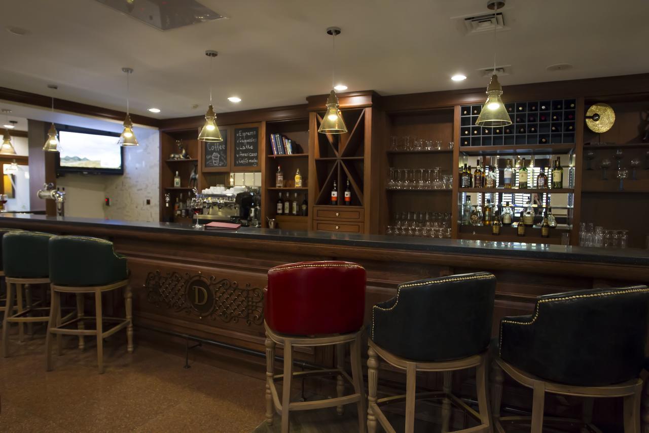 Atyrau Dastan Hotel Екстериор снимка
