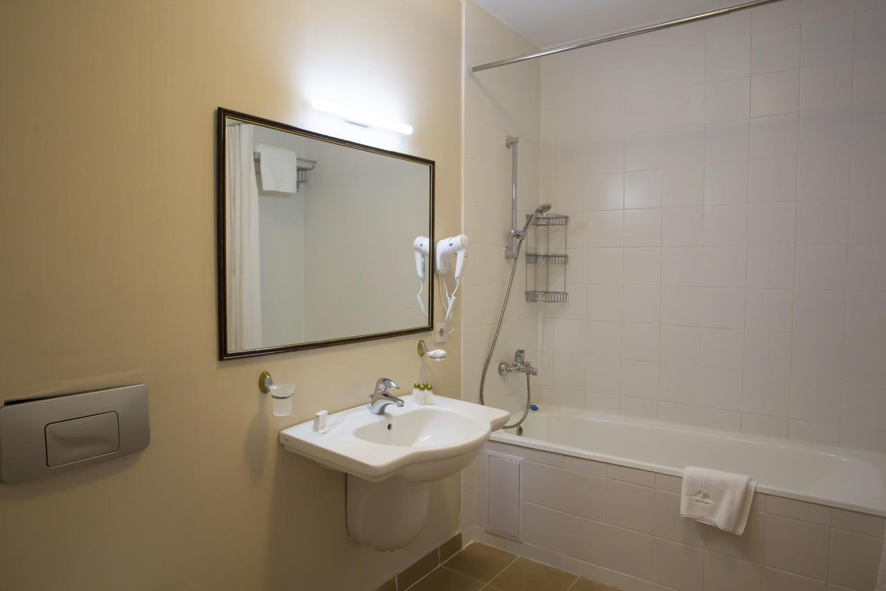 Atyrau Dastan Hotel Екстериор снимка