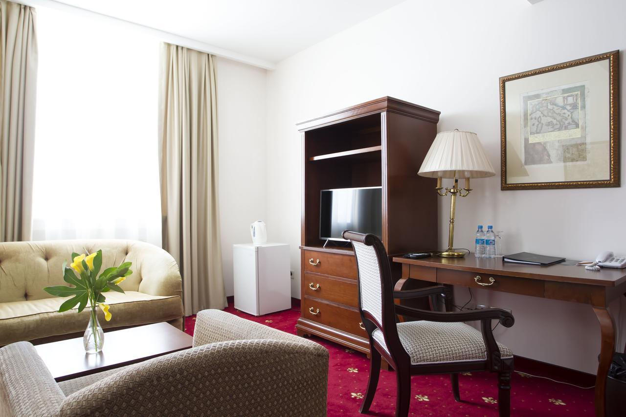 Atyrau Dastan Hotel Екстериор снимка
