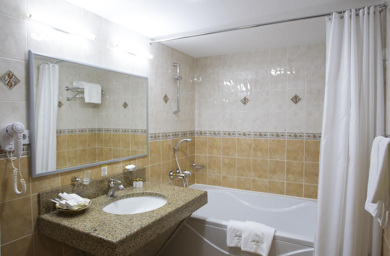 Atyrau Dastan Hotel Екстериор снимка