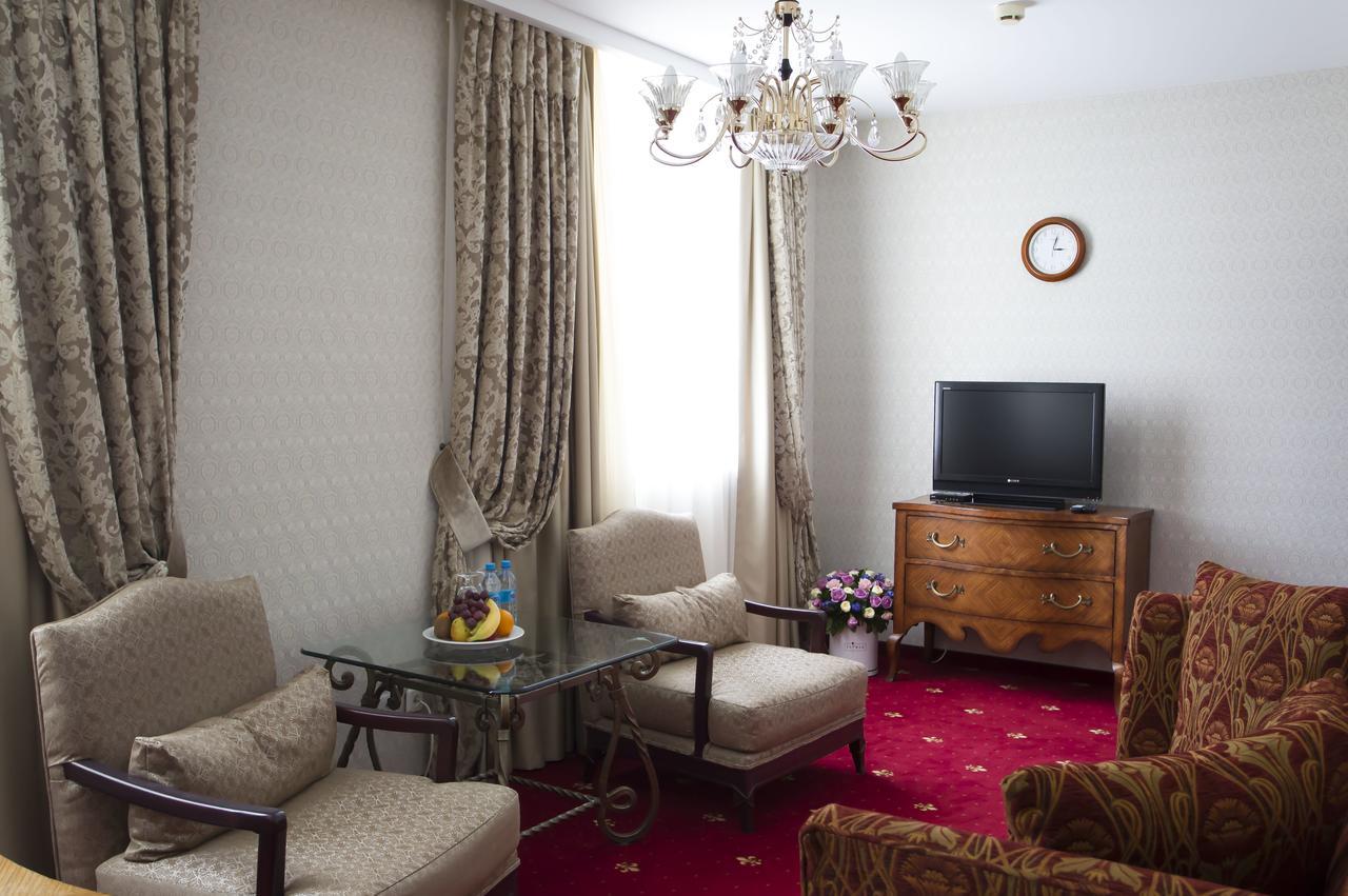Atyrau Dastan Hotel Екстериор снимка