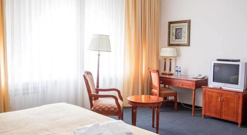 Atyrau Dastan Hotel Екстериор снимка